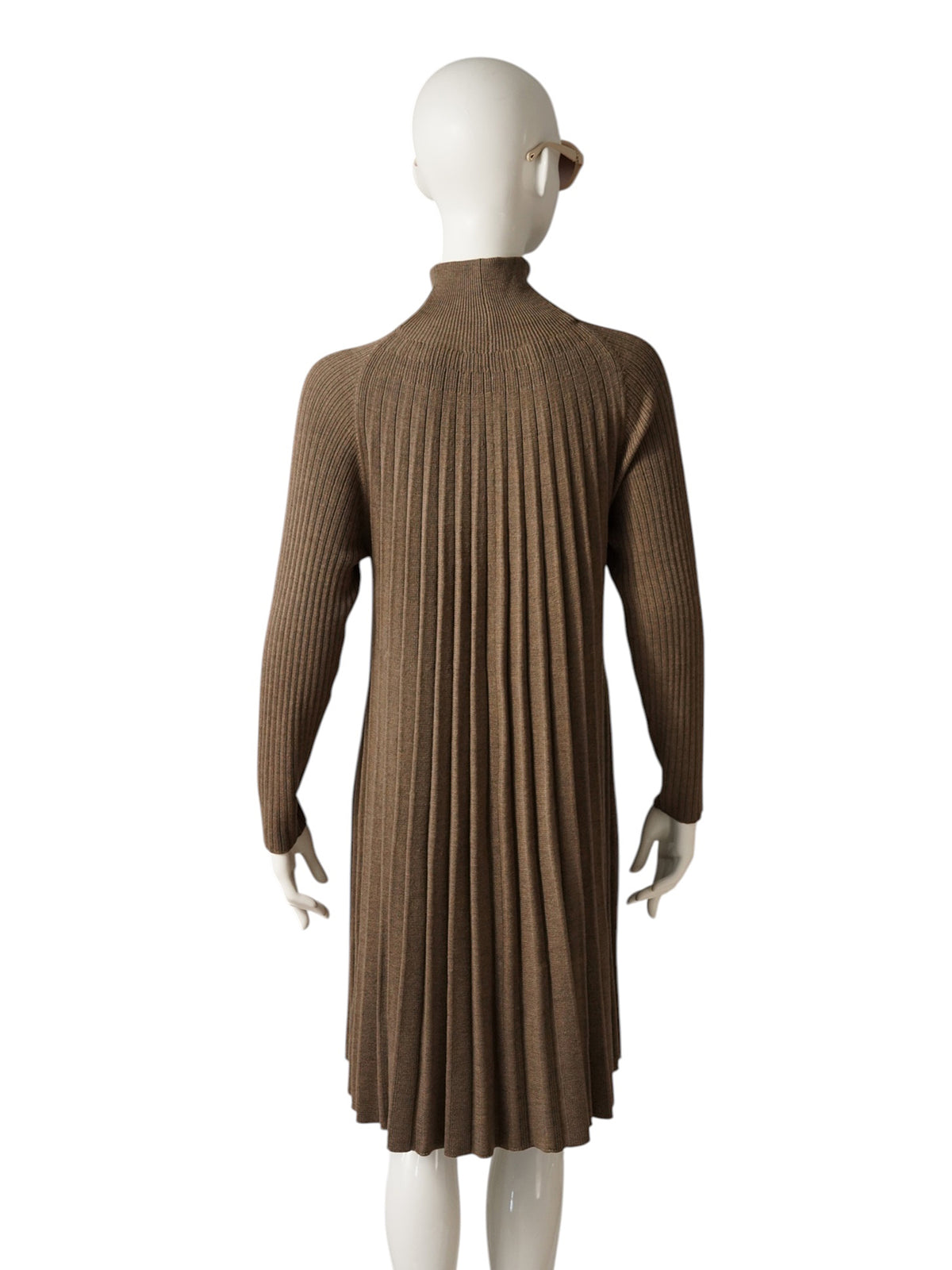 Taupefarbenes Strickkleid in Plissee-Optik von Hemisphere – Rückansicht