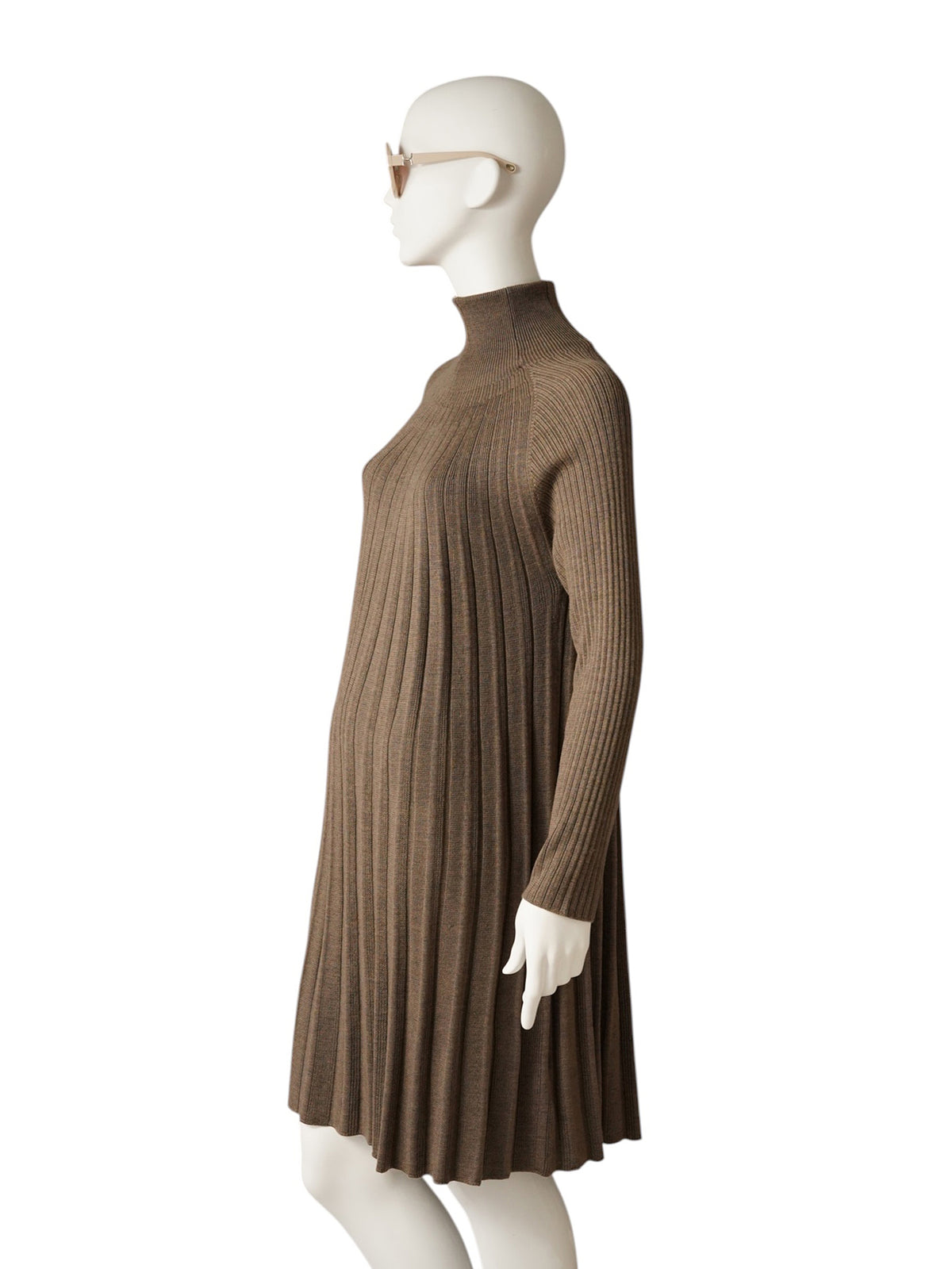 Taupefarbenes Strickkleid in Plissee-Optik von Hemisphere – Seitenansicht