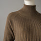 Taupefarbenes Strickkleid in Plissee-Optik von Hemisphere – Detail von Stehkragen und Rippstruktur