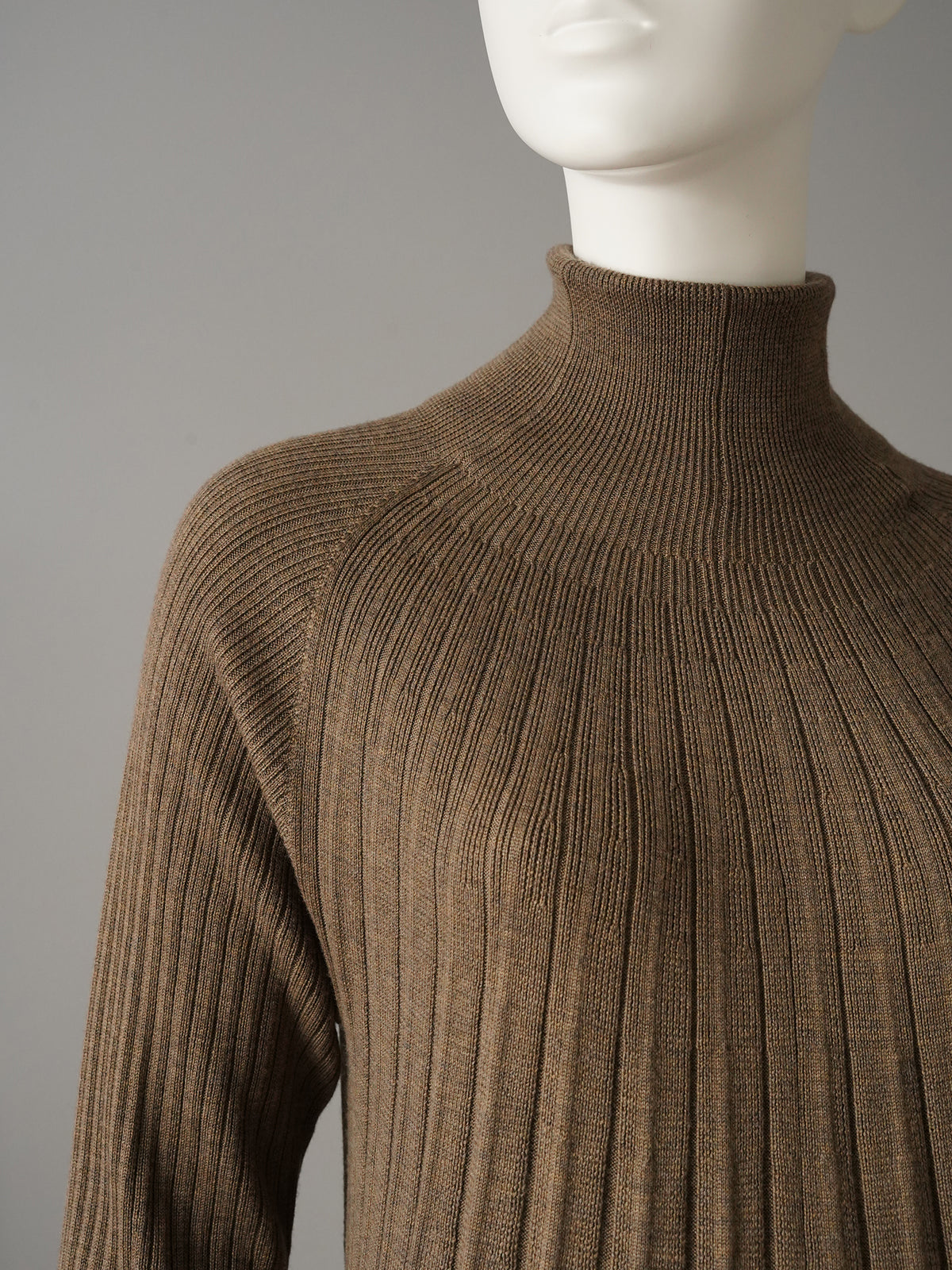Taupefarbenes Strickkleid in Plissee-Optik von Hemisphere – Detail von Stehkragen und Rippstruktur