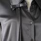 Bleifarbene Seidenbluse mit Schluppe von Dorothee Schumacher – Detail von Kragen, Schluppenband und Knopfleiste