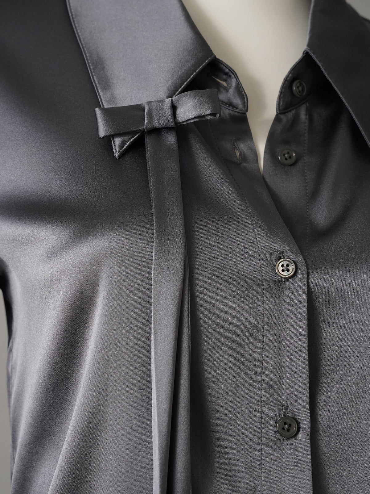 Bleifarbene Seidenbluse mit Schluppe von Dorothee Schumacher – Detail von Kragen, Schluppenband und Knopfleiste