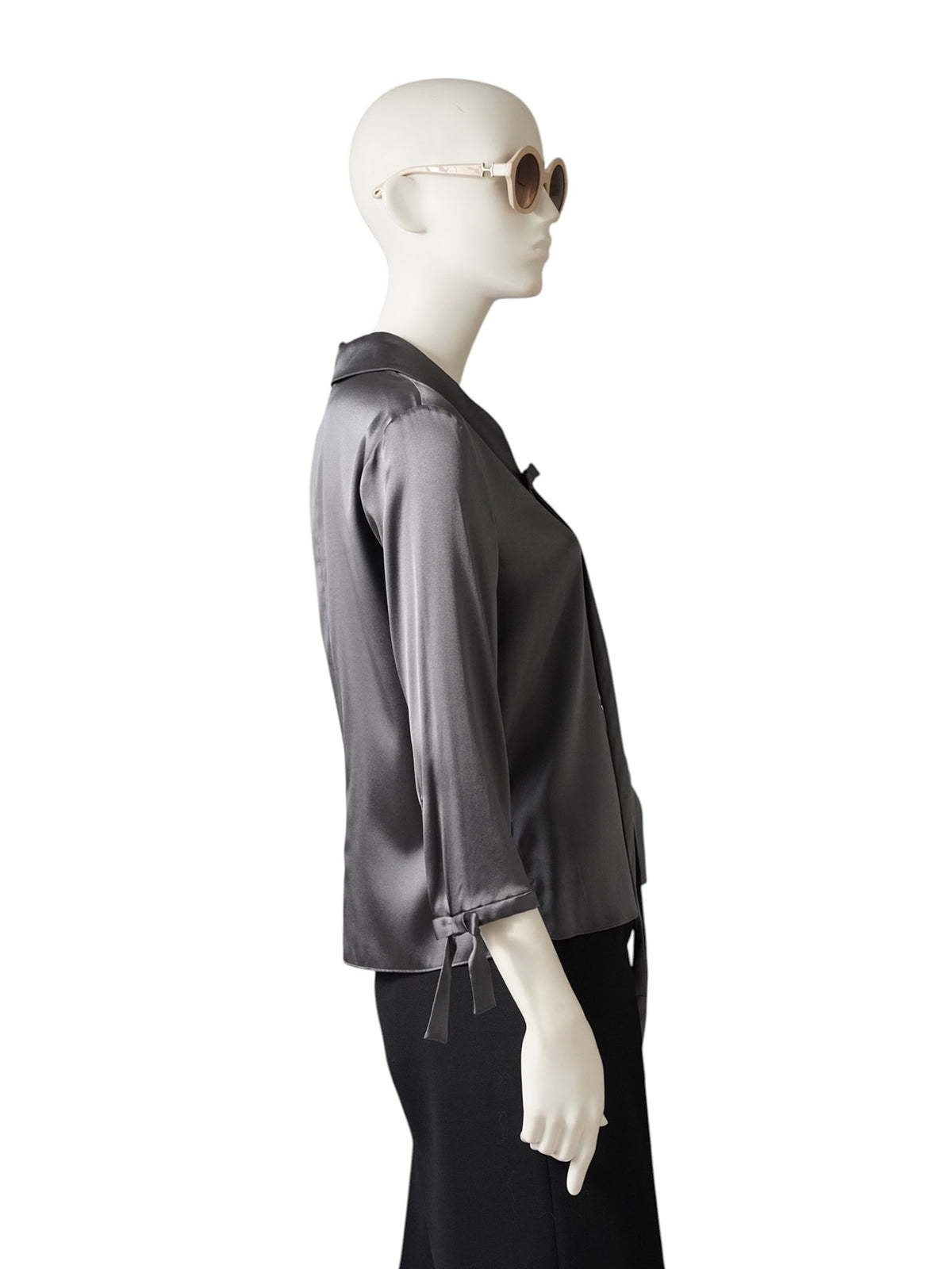 Bleifarbene Seidenbluse mit Schluppe von Dorothee Schumacher – Seitenansicht