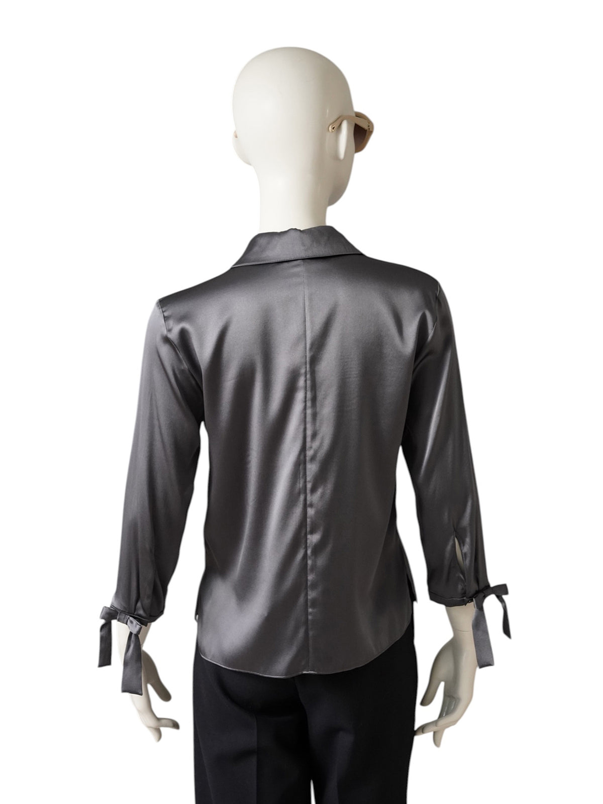 Bleifarbene Seidenbluse mit Schluppe von Dorothee Schumacher – Rückansicht