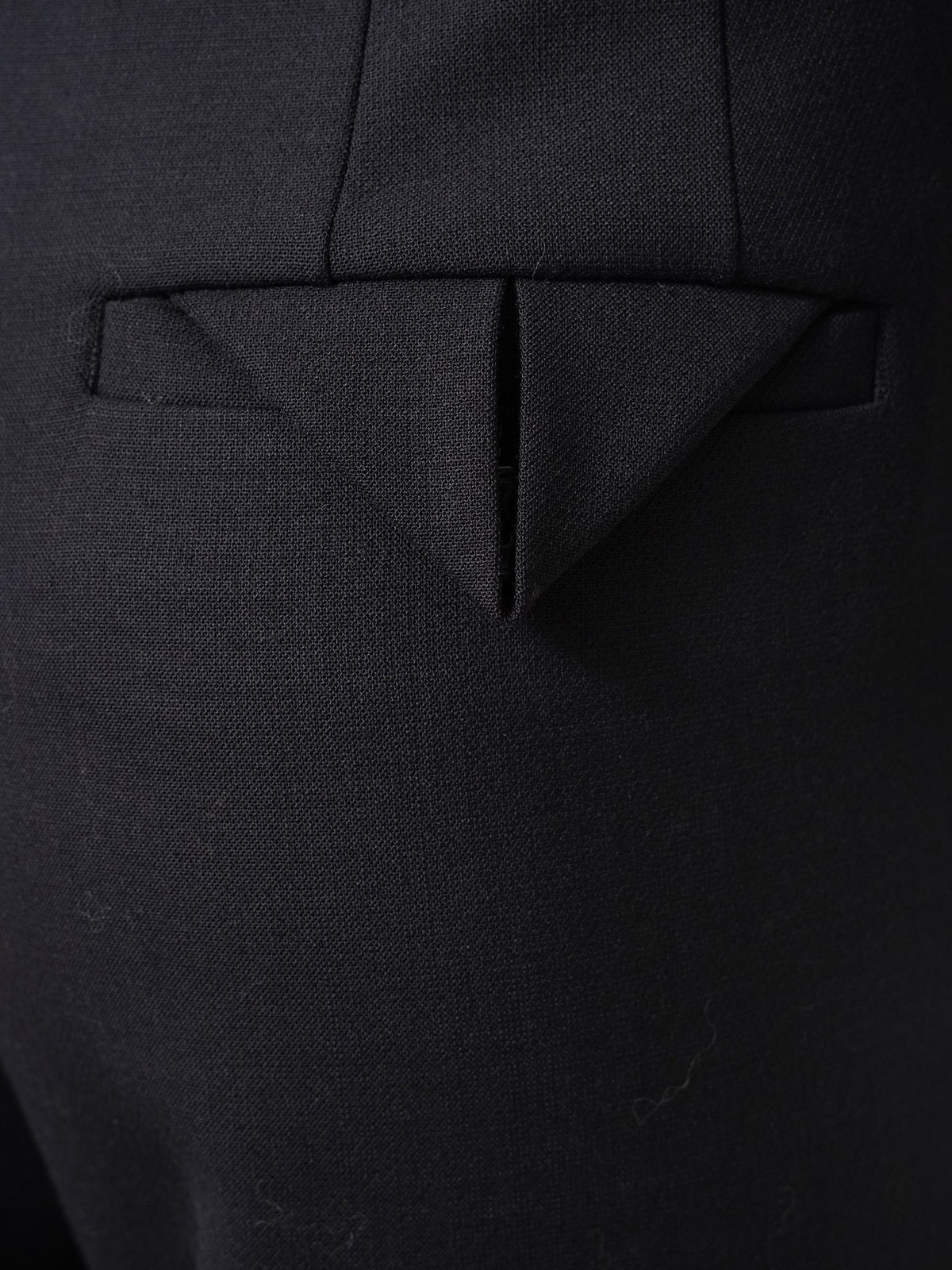 Nachtblaue, weit geschnittene Hose mit Bügelfalte von Dorothee Schumacher – Detailansicht der Gesäßtasche