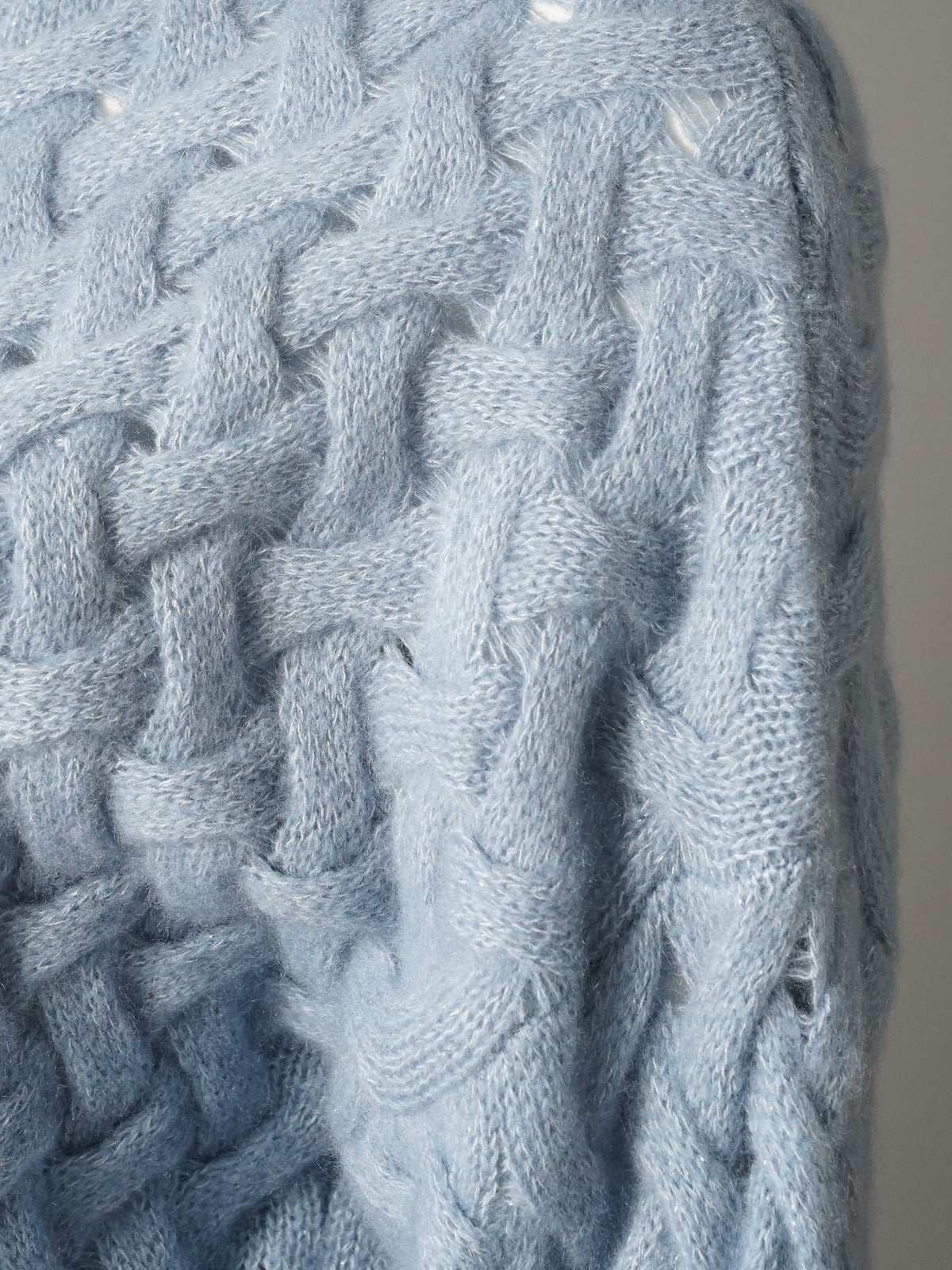 Hellblauer Kaschmir-Pullover mit Flechtmuster von Hemisphere – Flechtmuster in Nahaufnahme