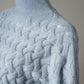 Hellblauer Kaschmir-Pullover mit Flechtmuster von Hemisphere – Detail von Stehkragen und Schulterpartie