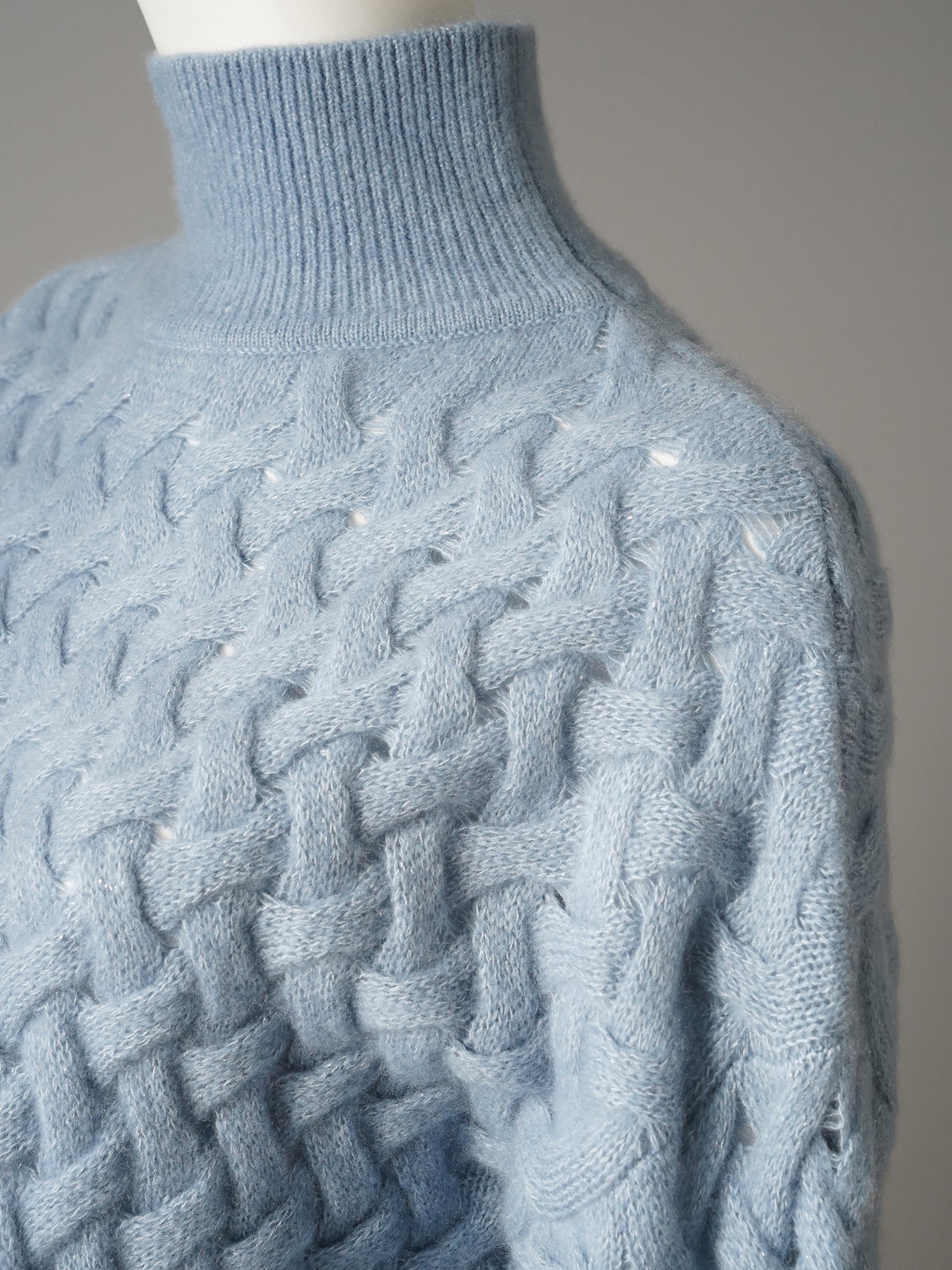 Hellblauer Kaschmir-Pullover mit Flechtmuster von Hemisphere – Detail von Stehkragen und Schulterpartie