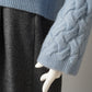 Hellblauer Kaschmir-Pullover mit Flechtmuster von Hemisphere – Detail des Ärmels mit Flechtmuster