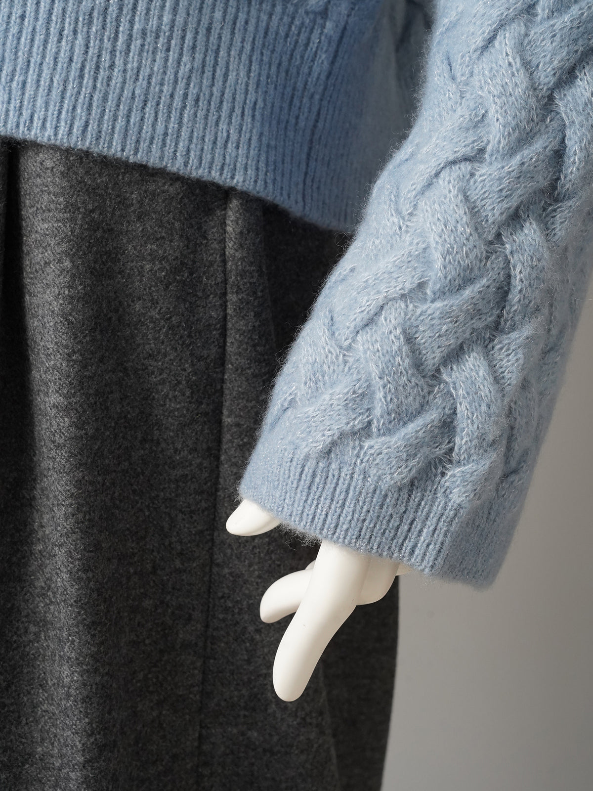 Hellblauer Kaschmir-Pullover mit Flechtmuster von Hemisphere – Detail des Ärmels mit Flechtmuster