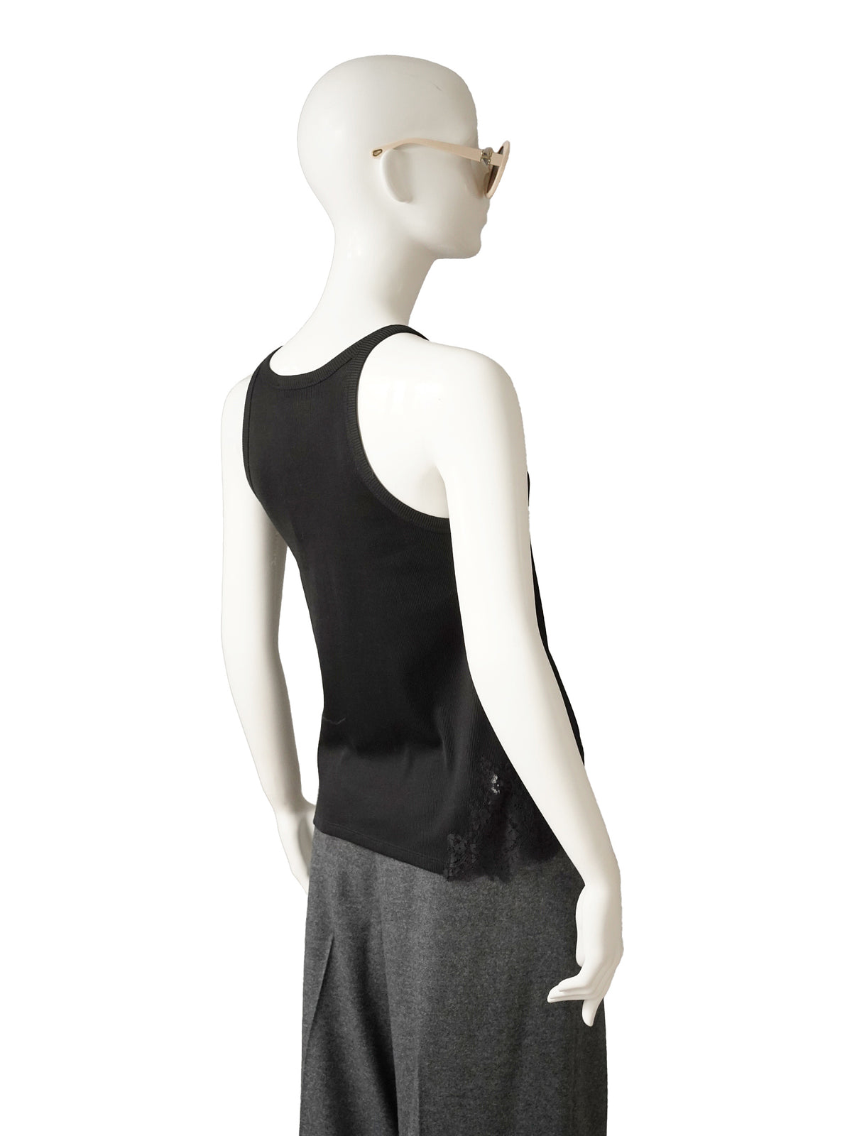 Schwarzes Ripp-Tanktop mit Spitzeneinsätzen von Dorothee Schumacher – Seitenansicht