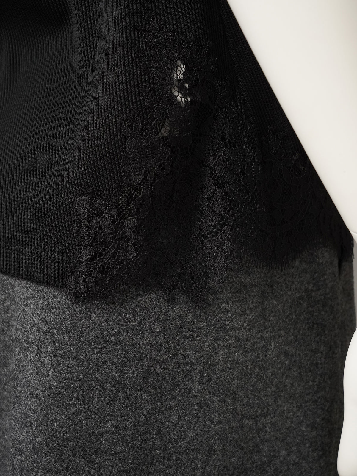 Schwarzes Ripp-Tanktop mit Spitzeneinsätzen von Dorothee Schumacher – Spitzenborte in Nahaufnahme