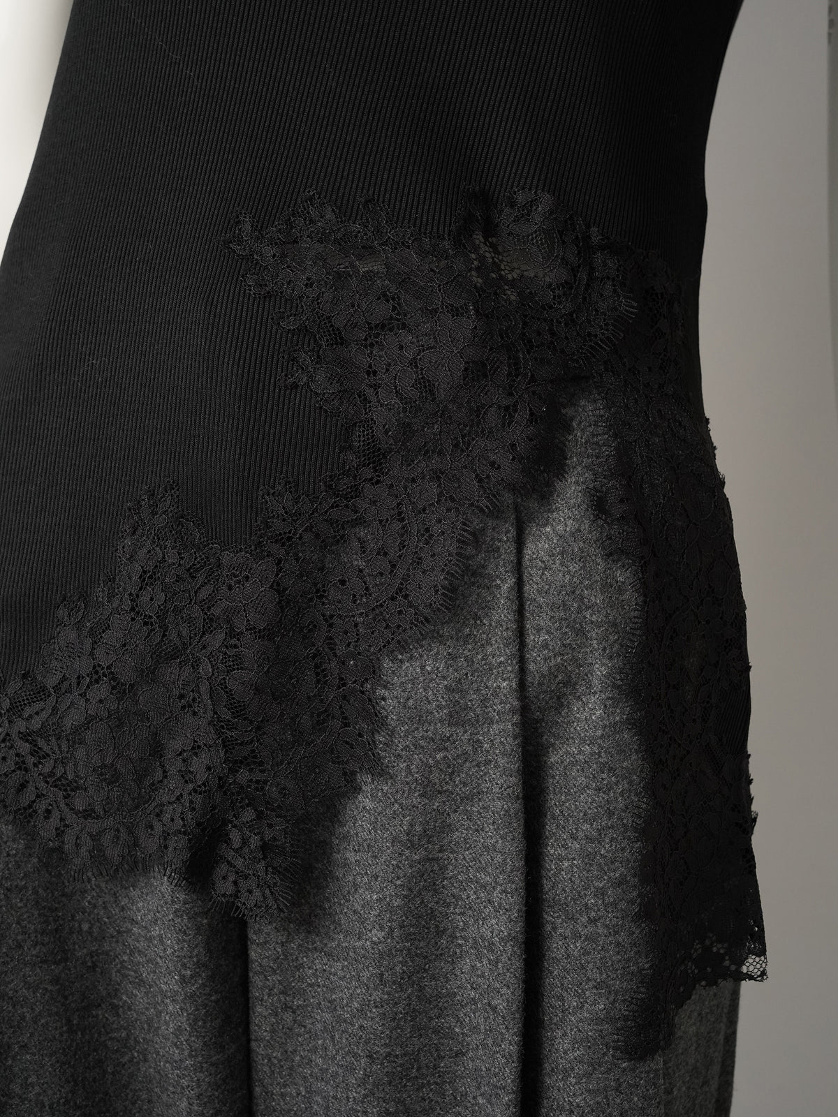 Schwarzes Ripp-Tanktop mit Spitzeneinsätzen von Dorothee Schumacher – Detail des Spitzeneinsatzes am Saum