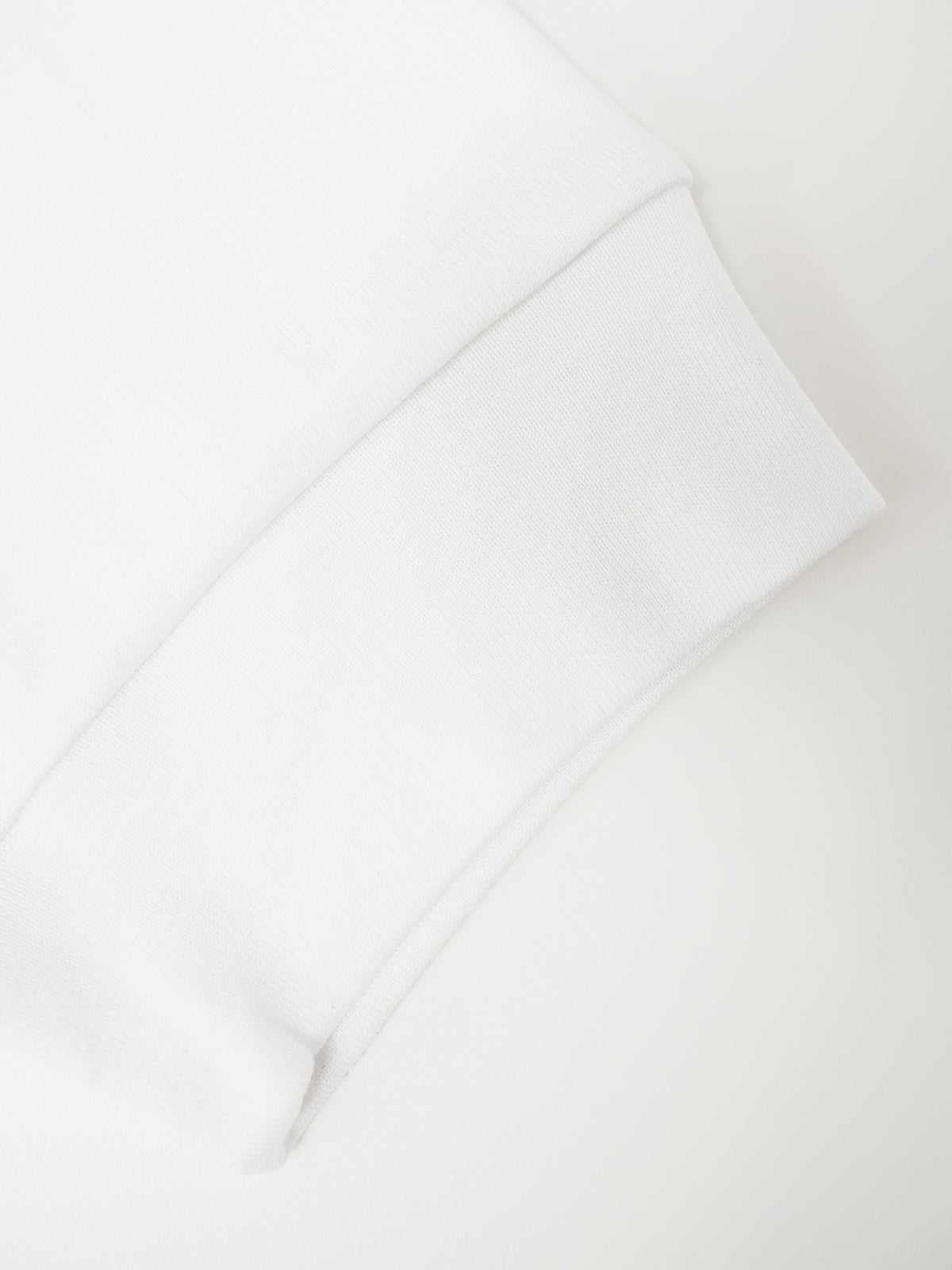 Weißes T-Shirt aus feiner Rippe von Stefan Brandt – Detailansicht des Ärmelbündchens