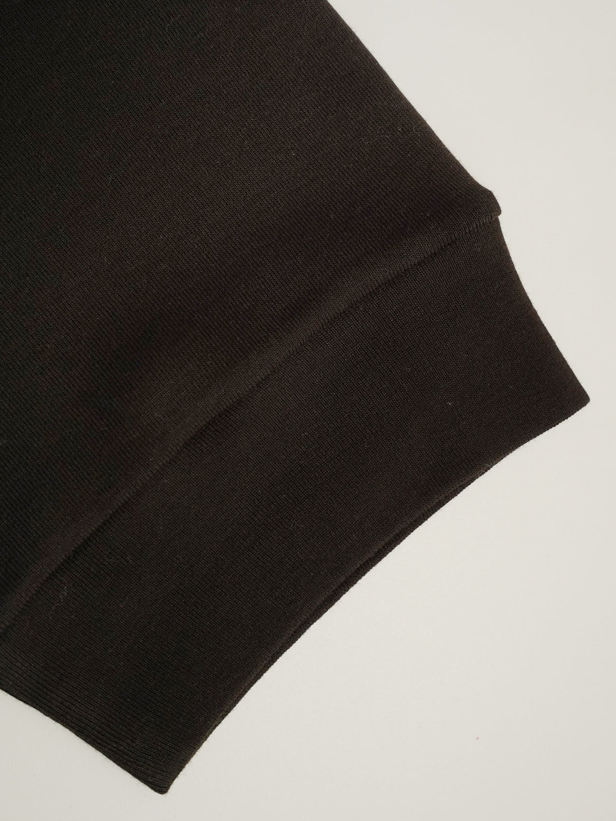 Dunkelbraunes T-Shirt aus feiner Rippe von Stefan Brandt – Detailansicht des Ärmelbündchens