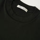 Flaschengrünes T-Shirt aus feiner Rippe von Stefan Brandt – Detailansicht des Rundhalsausschnitts mit Label
