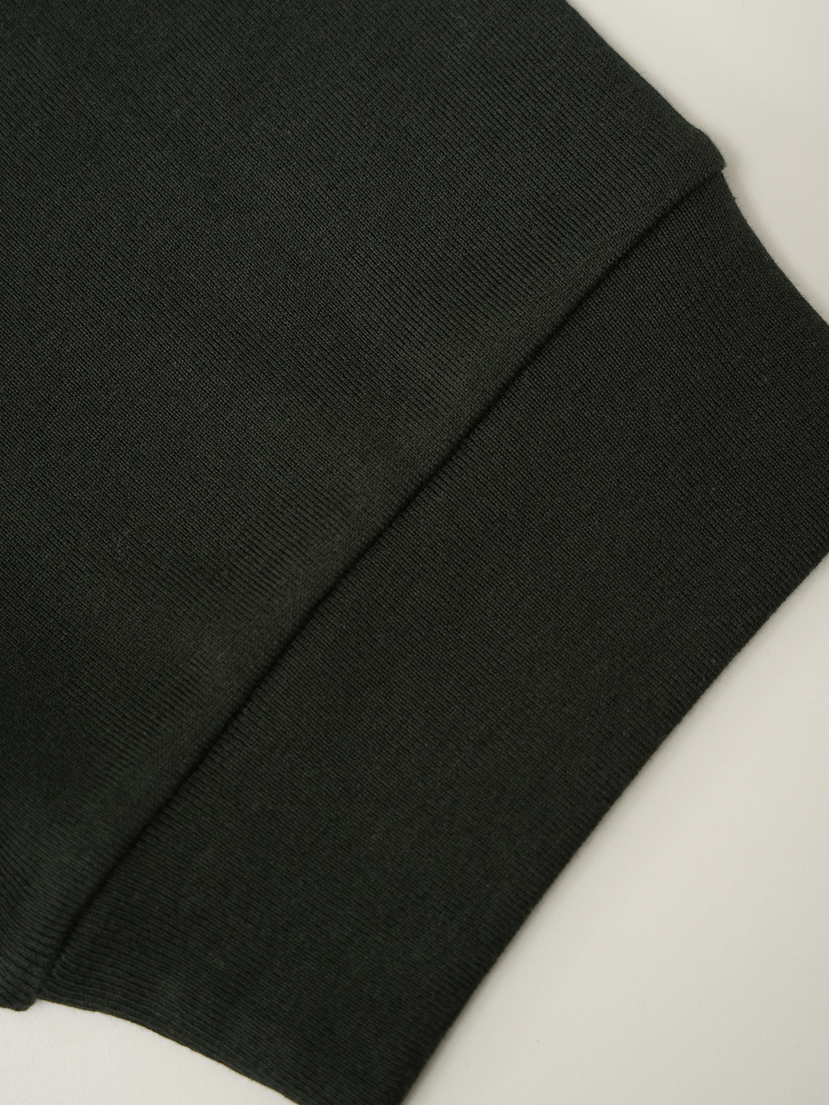 Flaschengrünes T-Shirt aus feiner Rippe von Stefan Brandt – Detailansicht des Ärmelbündchens
