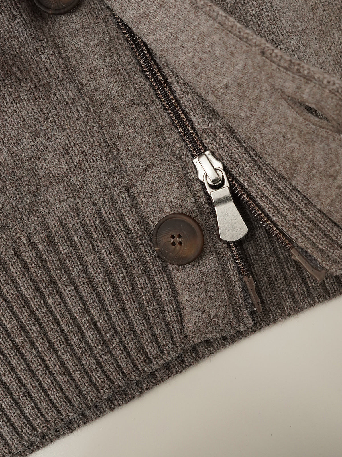 Braungraue Strickjacke mit Reißverschluss und Knopfleiste von Gran Sasso – Ansicht 2