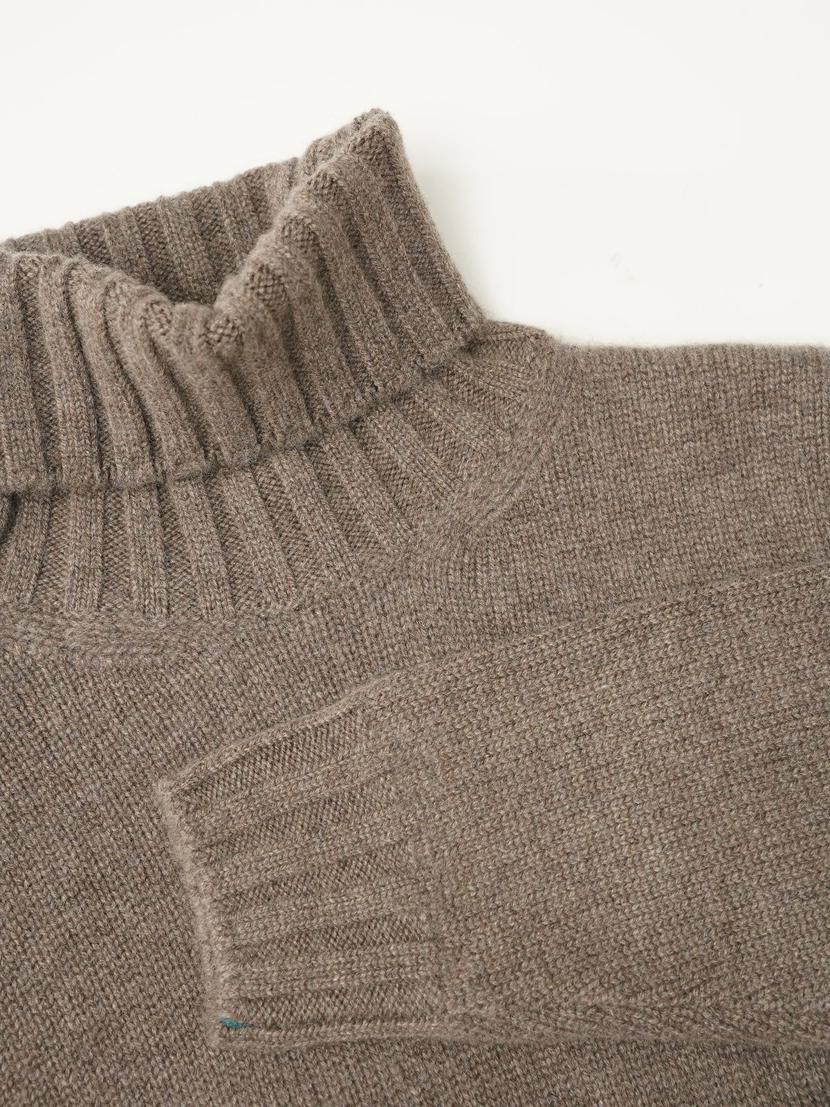 Graubrauner Kaschmir-Rollkragenpullover von Fioroni – Ansicht 2