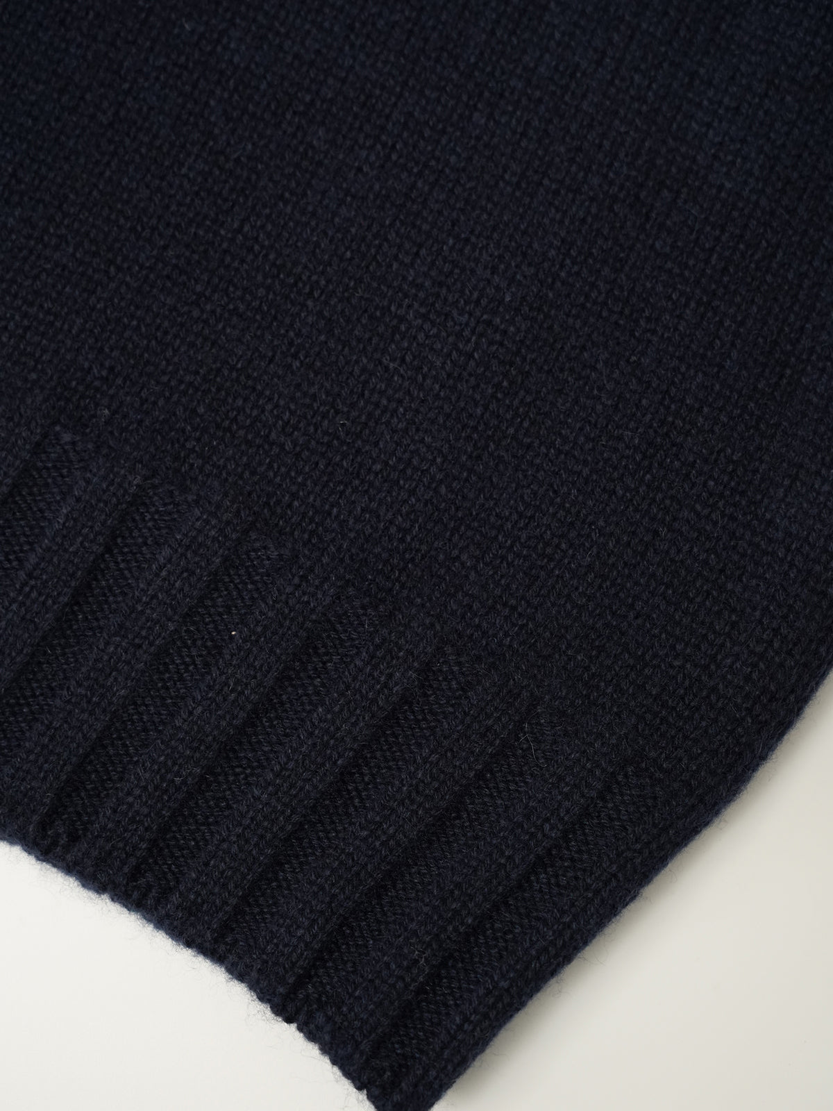 Dunkelblauer Kaschmir-Rollkragenpullover von Fioroni – Ansicht 4