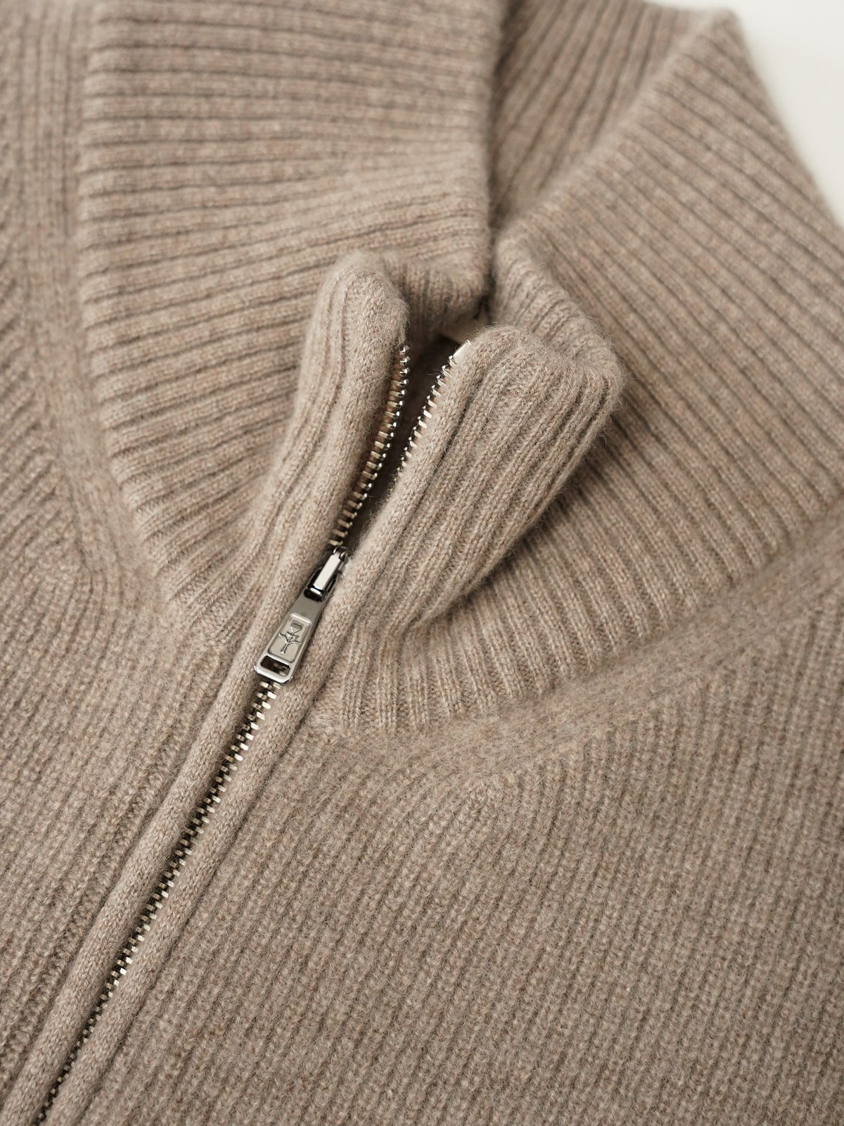 Taupefarbener Kaschmir-Zippcardigan von Fioroni – Ansicht 5
