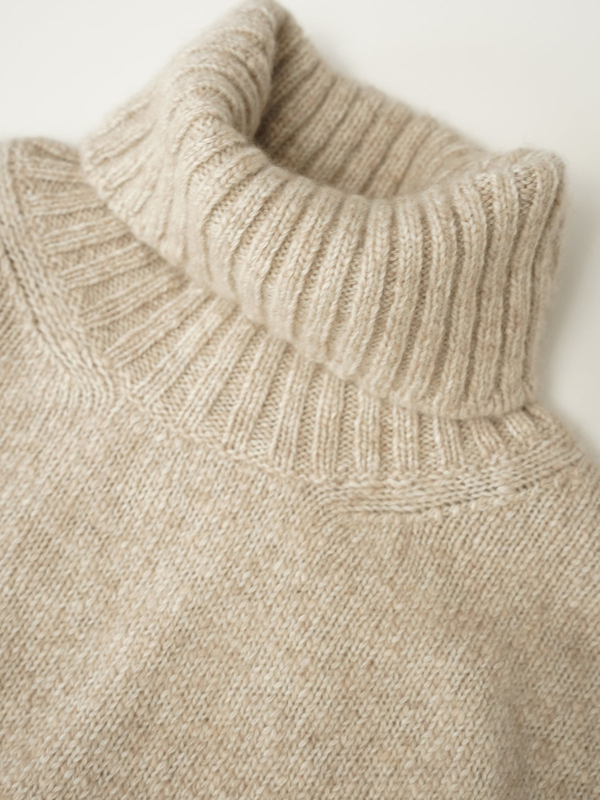 Cremefarbener Kaschmir-Rollkragenpullover von Fioroni – Ansicht 2