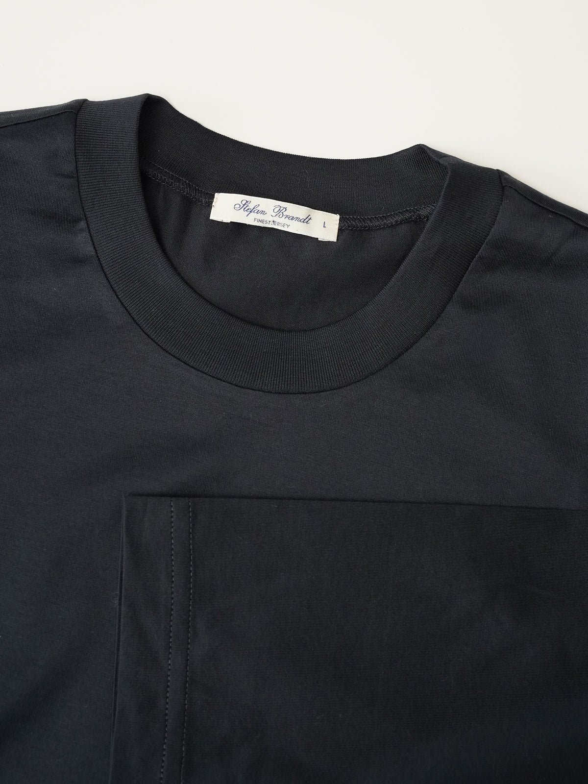 Dunkelblaues Langarmshirt aus feinem Jersey von Stefan Brandt – Detailansicht des Kragens mit Label