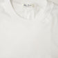 Weißes T-Shirt aus feiner Rippe von Stefan Brandt – Detailansicht des Rundhalsausschnitts mit Label