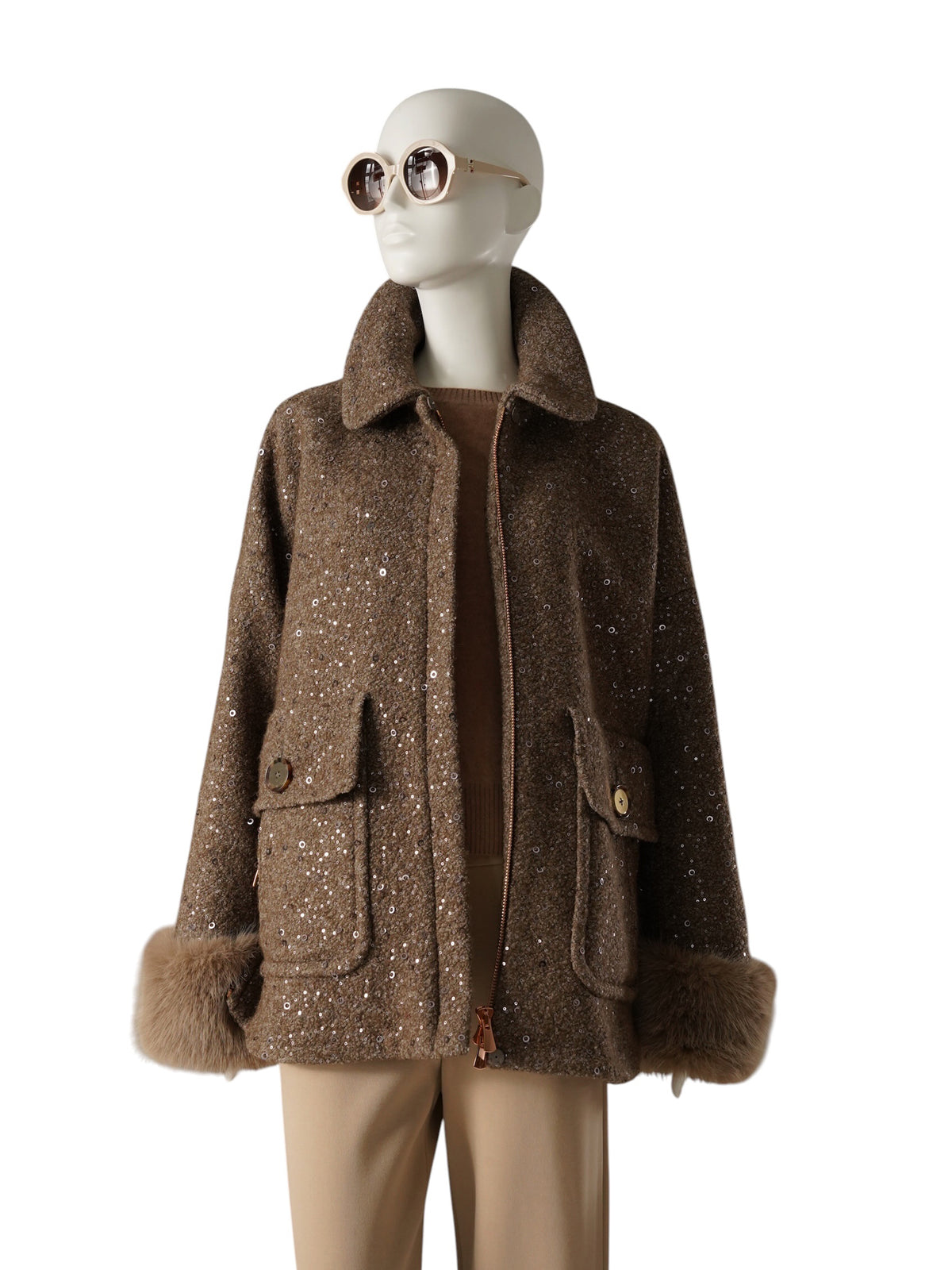 Graubraune Bouclé-Jacke von Maison Common – ohne Pelzkragen getragen