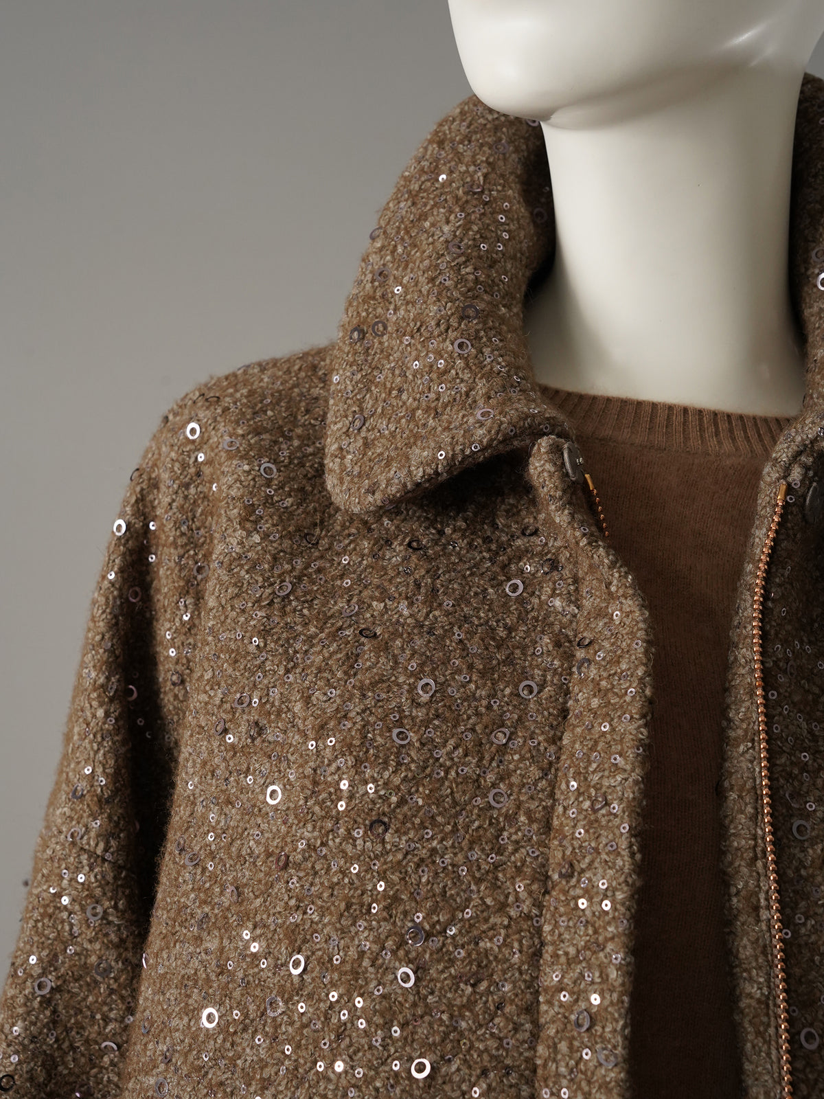 Graubraune Bouclé-Jacke von Maison Common – Hemdkragen aus Bouclé und roségoldener Reißverschluss