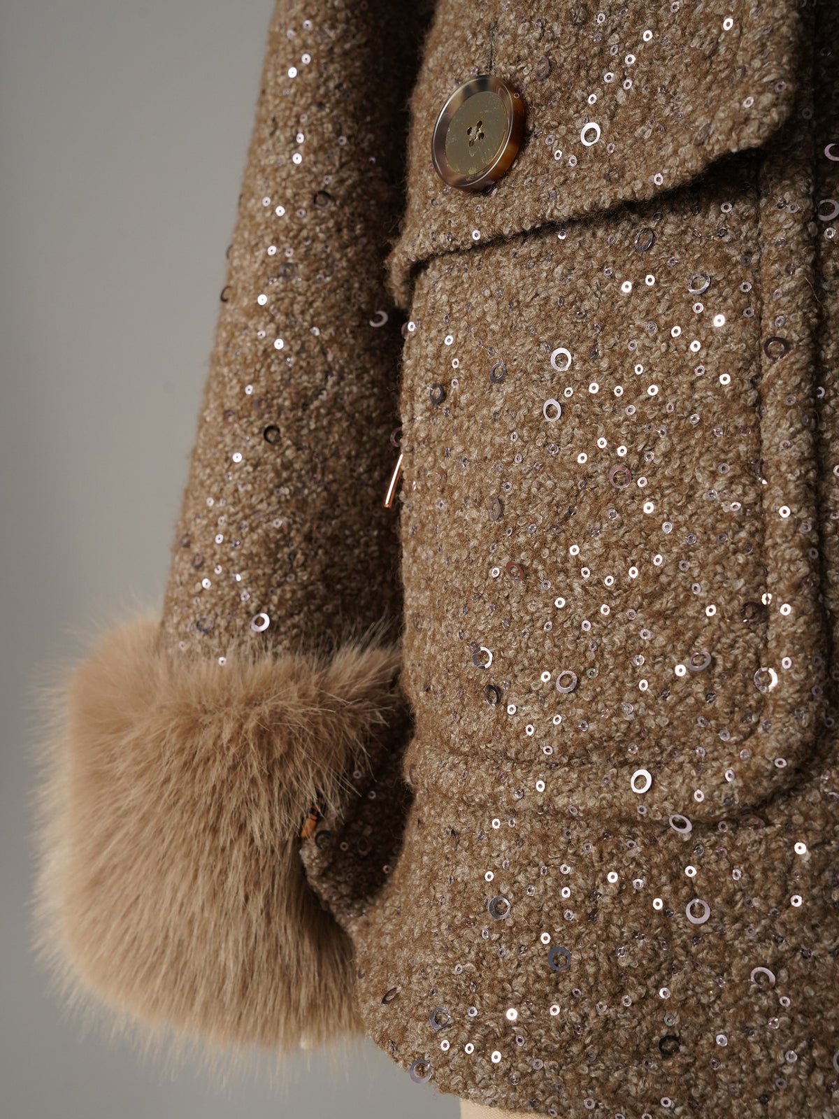 Graubraune Bouclé-Jacke von Maison Common – Pattentasche und Pelzbesatz am Ärmel
