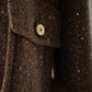 Graubraune Bouclé-Jacke von Maison Common – Pattentasche mit Knopf in Nahaufnahme