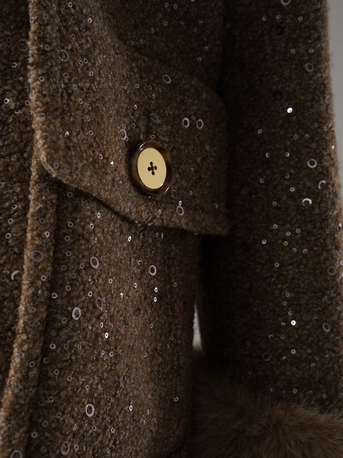 Graubraune Bouclé-Jacke von Maison Common – Pattentasche mit Knopf in Nahaufnahme