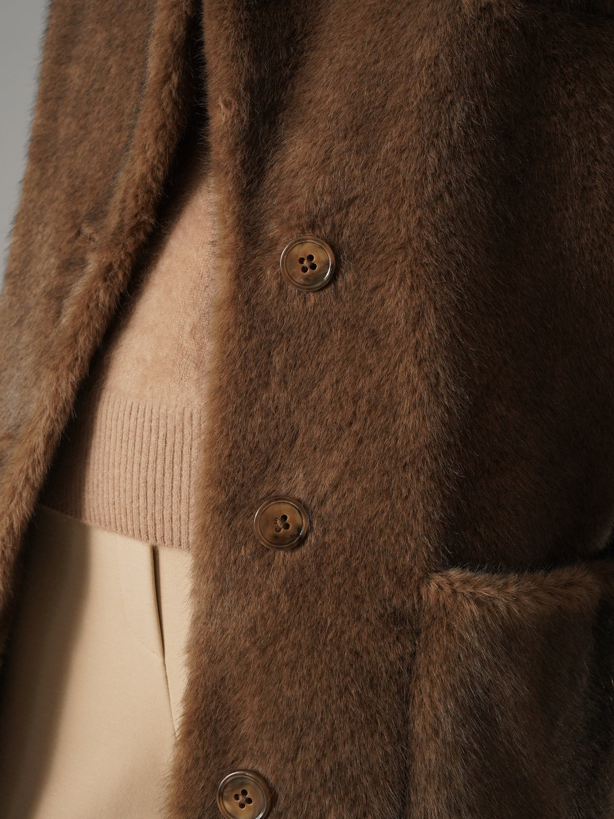 Nussbraune Webpelzjacke mit Reverskragen von Dorothee Schumacher – Ansicht 4