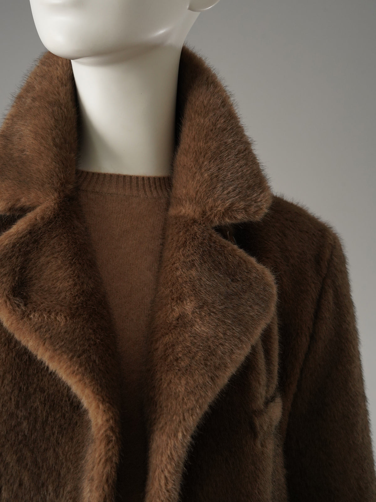 Nussbraune Webpelzjacke mit Reverskragen von Dorothee Schumacher – Ansicht 2