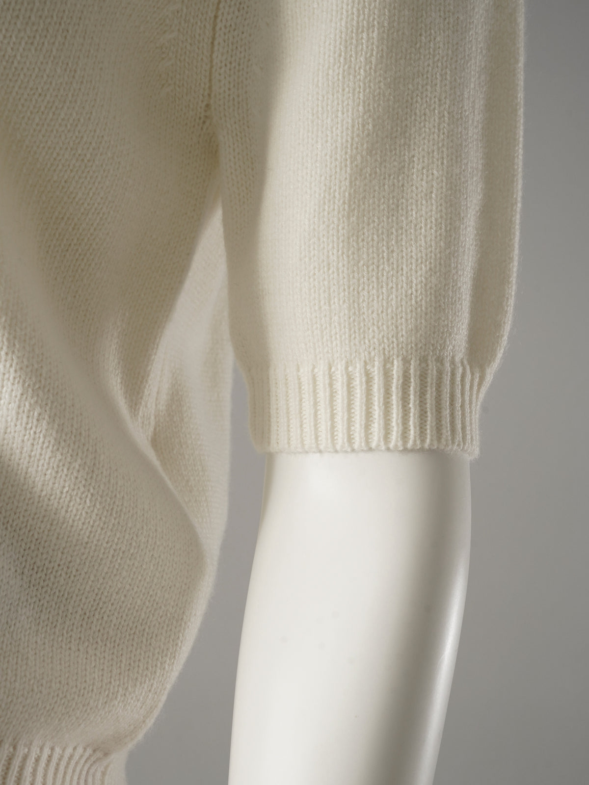 Cremefarbener Halbarm-Pullover mit Perlenausschnitt von Semicouture – Detailansicht des Ärmelbündchens