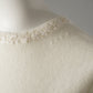 Cremefarbener Halbarm-Pullover mit Perlenausschnitt von Semicouture – Detailansicht des Perlenausschnitts