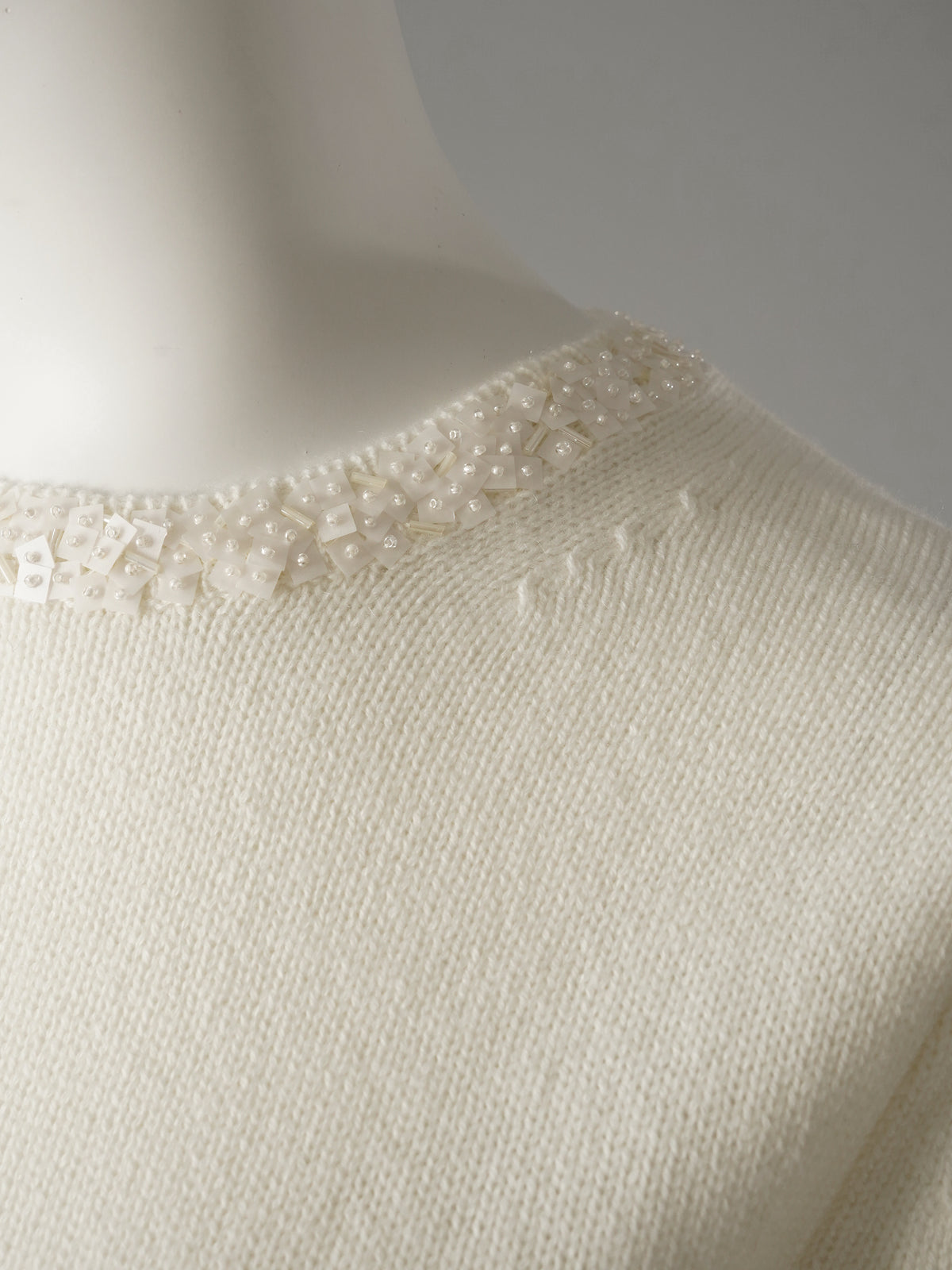 Cremefarbener Halbarm-Pullover mit Perlenausschnitt von Semicouture – Detailansicht des Perlenausschnitts
