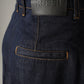Dunkelblaue Bundfaltenjeans mit weitem Bein