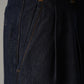 Dunkelblaue Bundfaltenjeans mit weitem Bein
