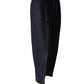 Dunkelblaue Bundfaltenjeans mit weitem Bein