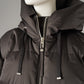 Schwarzbraune Daunenjacke mit Kapuze