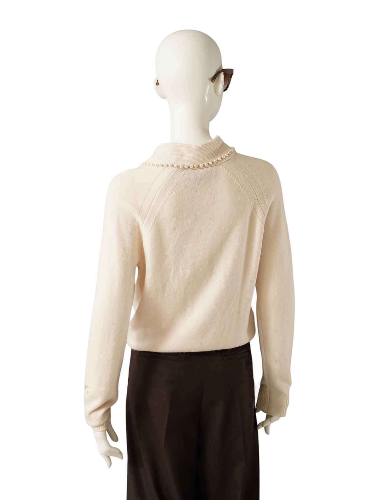 Cremefarbener Pullover mit perlenbesetztem Bindeband von Essentiel Antwerp – Ansicht 3