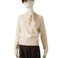Cremefarbener Pullover mit perlenbesetztem Bindeband von Essentiel Antwerp
