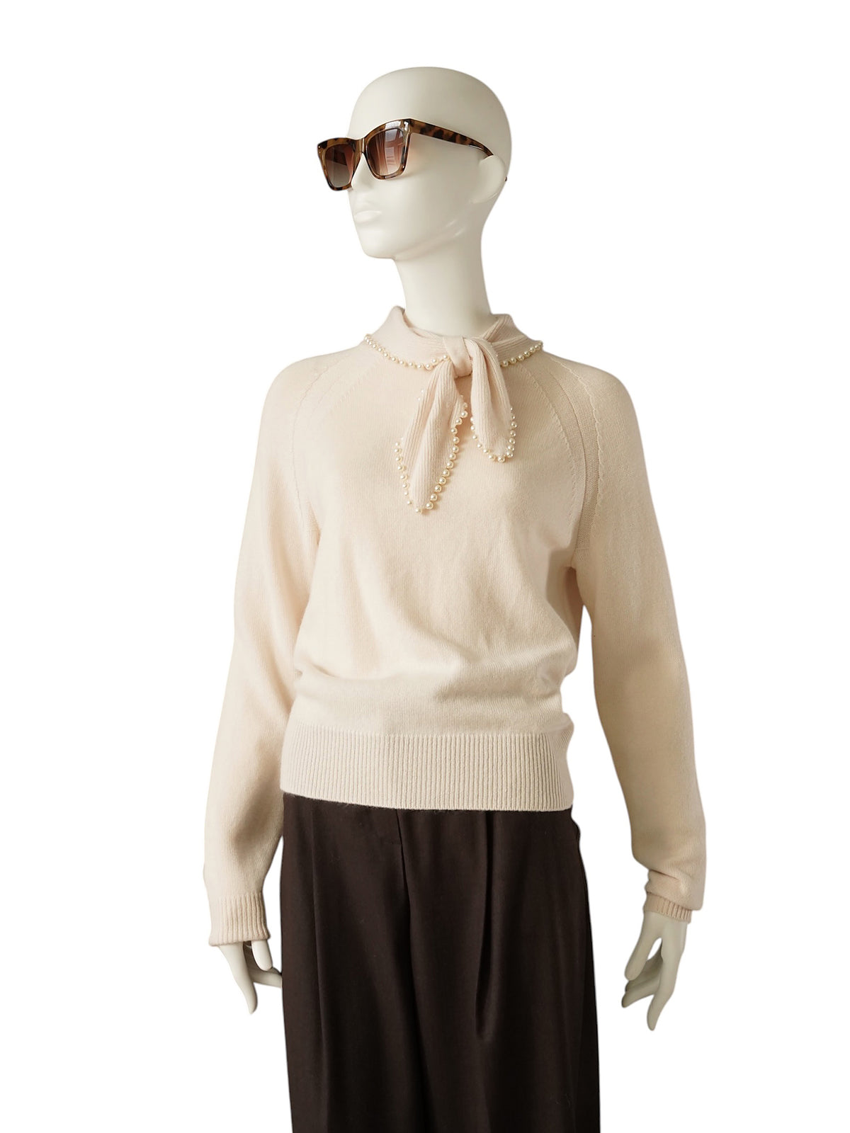 Cremefarbener Pullover mit perlenbesetztem Bindeband von Essentiel Antwerp