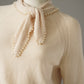 Cremefarbener Pullover mit perlenbesetztem Bindeband von Essentiel Antwerp – Ansicht 2