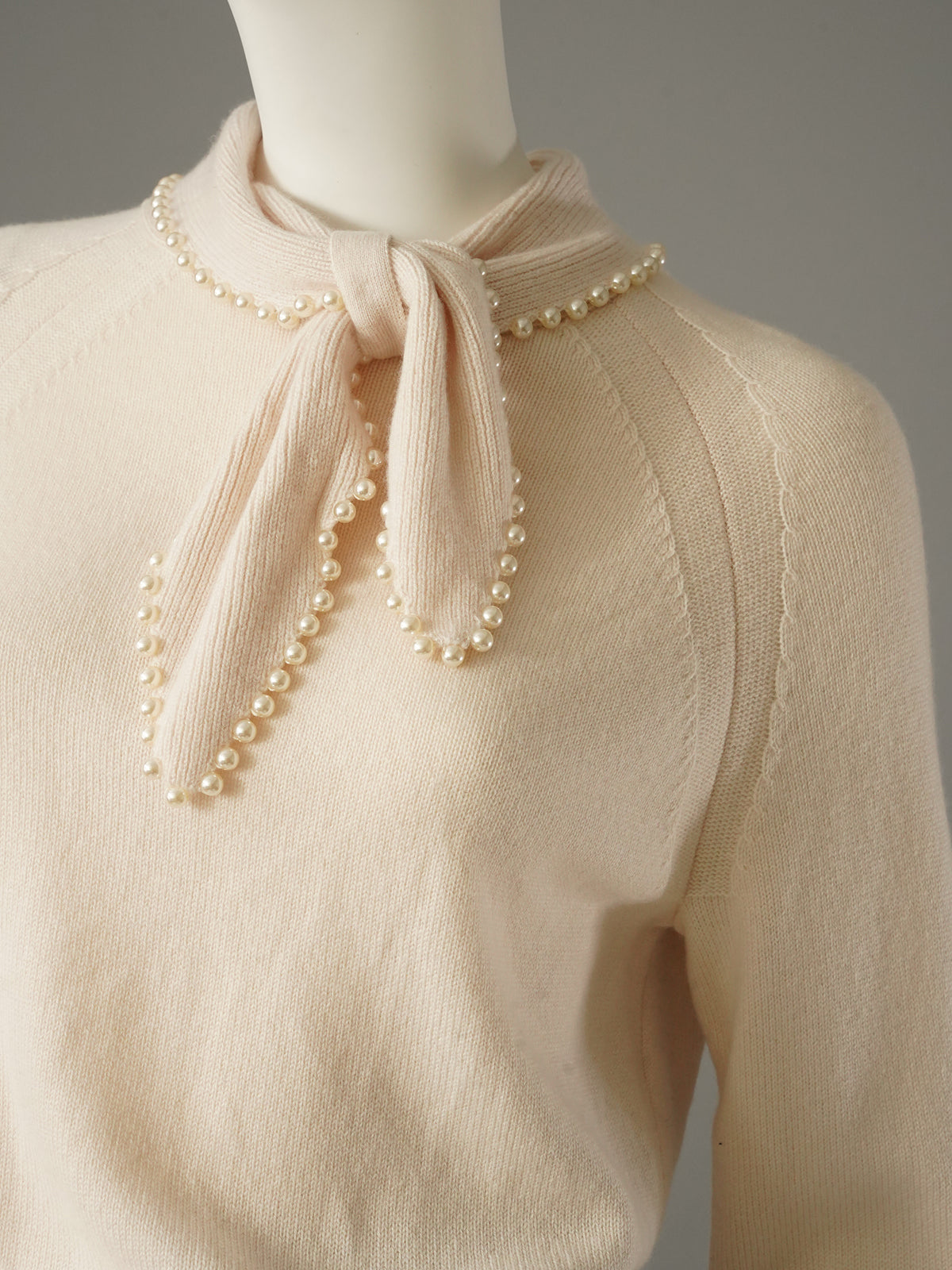 Cremefarbener Pullover mit perlenbesetztem Bindeband von Essentiel Antwerp – Ansicht 2