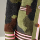 Khakifarbener College-Cardigan aus Fake Fur mit Camouflage-Muster