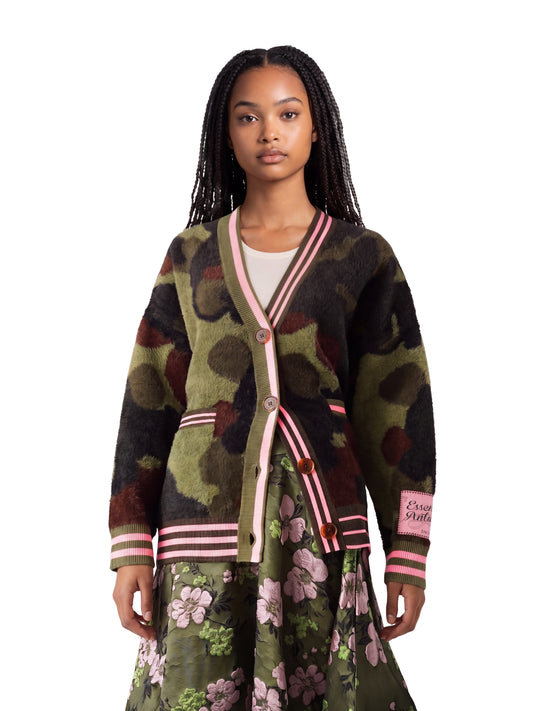 Khakifarbener College-Cardigan aus Fake Fur mit Camouflage-Muster von Essentiel Antwerp