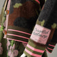 Khakifarbener College-Cardigan aus Fake Fur mit Camouflage-Muster